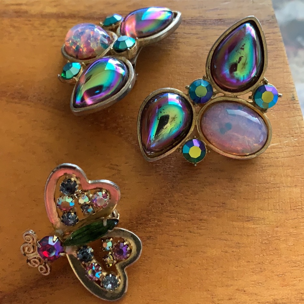GORGEOUS!!!  Clip earrings and brooch. Fabulous !  Vintage lovely